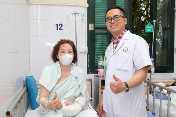 Bệnh nhân Bùi Thị H. (46 tuổi, Thanh Miện, Hải Dương) chẩn đoán gãy hở 3C cẳng tay trái, đang được chăm sóc tại khoa Phẫu thuật Chi trên và Y học thể thao. Bệnh nhân Bùi Thị H. (46 tuổi, Thanh Miện, Hải Dương) chẩn đoán gãy hở 3C cẳng tay trái, đang được chăm sóc tại khoa Phẫu thuật Chi trên và Y học thể thao.