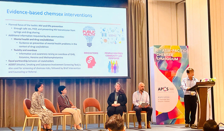 Phó Giáo sư, Tiến sĩ Đỗ Văn Dũng, Giảng viên cao cấp Y tế Công cộng, Đại học Y Dược TP Hồ Chí Minh chia sẻ thông tin tại hội nghị.