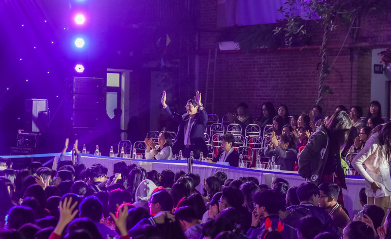 Thầy Nguyễn Quốc Bình, Hiệu trưởng Trường THCS và THPT Lương Thế Vinh và Ban giám hiệu nhà trường cổ vũ các em trình diễn trong đêm nhạc hội đầy màu sắc.