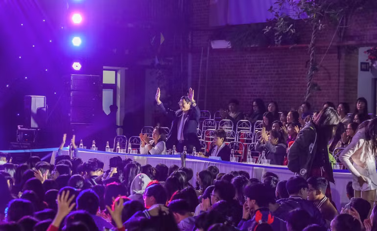 Thầy Nguyễn Quốc Bình, Hiệu trưởng Trường THCS và THPT Lương Thế Vinh và Ban giám hiệu nhà trường cổ vũ các em trình diễn trong đêm nhạc hội đầy màu sắc.