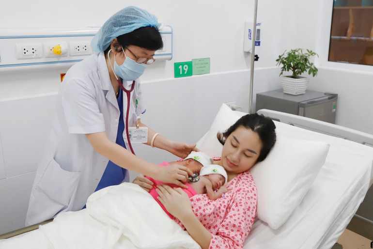 Sản phụ và em bé đều có sức khỏe tốt hơn sau khi được da kề da.