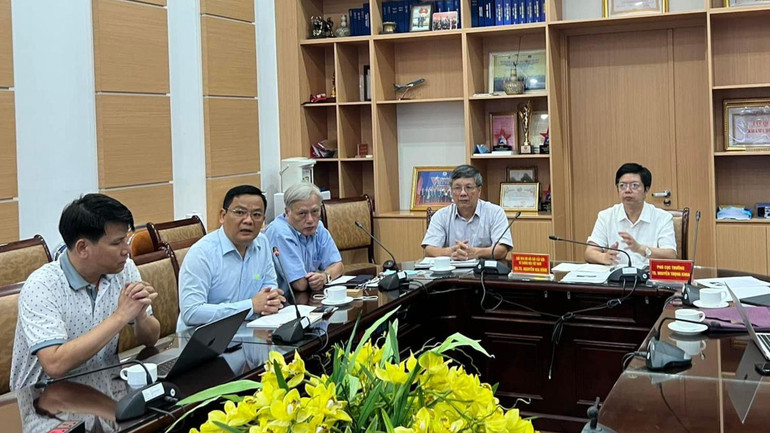 Tổ chuyên môn chăm sóc, điều trị ca bệnh Covid-19 hội chẩn ca bệnh nặng.