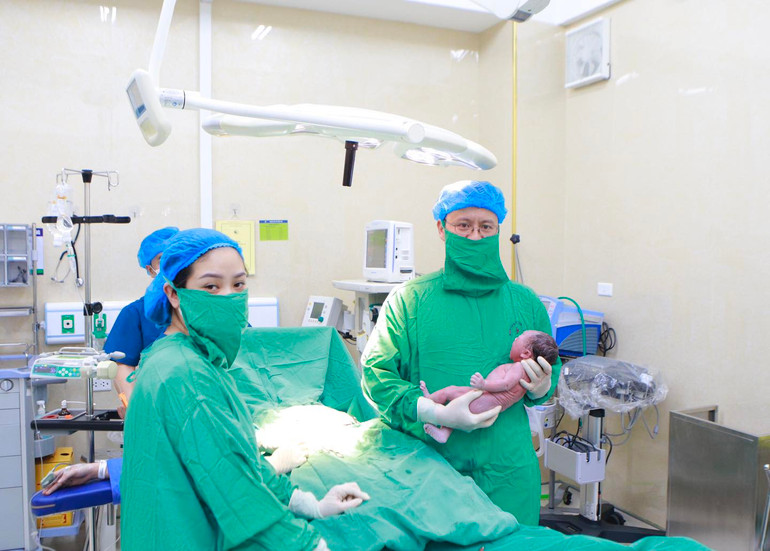 Em bé đầu tiên chào đời tại Bệnh viện Phụ sản Hà Nội.