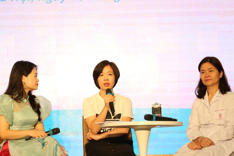 Các bác sĩ chia sẻ tại chương trình. Các bác sĩ chia sẻ tại chương trình.