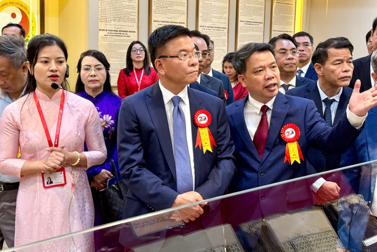 Phó Thủ tướng Chính phủ Lê Thành Long thăm phòng Truyền thống.