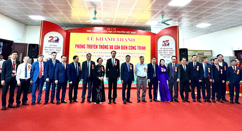 Phó Thủ tướng Chính phủ Lê Thành Long và các lãnh đạo ban, bộ, ngành chứng kiến lễ khánh thành Phòng truyền thống của Học viện.