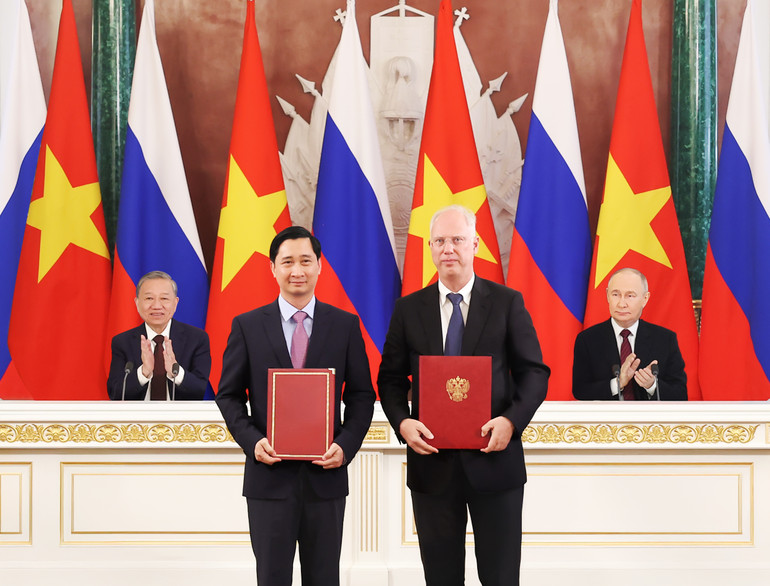 Ông Kirill Dmitriev, Đại diện đặc biệt của Tổng thống Nga về kinh tế và đầu tư nước ngoài, Tổng Giám đốc Quỹ Đầu tư trực tiếp Nga (RDIF) đại diện phía Nga trao đổi văn kiện hợp tác với ông Ngô Chí Dũng, Chủ tịch kiêm Tổng Giám đốc Công ty vaccine VNVC trước sự chứng kiến của Tổng thống Nga V.Putin và Tổng Bí thư Tô Lâm. (Ảnh: THỐNG NHẤT)