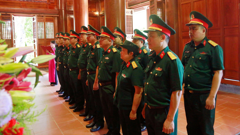Phó Giám đốc bệnh viện Phạm Nguyên Sơn và đoàn công tác dâng hương tưởng niệm Chủ tịch Hồ Chí Minh tại Khu di tích Kim Liên. (Ảnh: ĐỨC THUẤN)