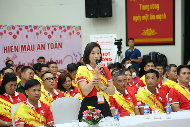 Đại biểu chia sẻ tại buổi tôn vinh.