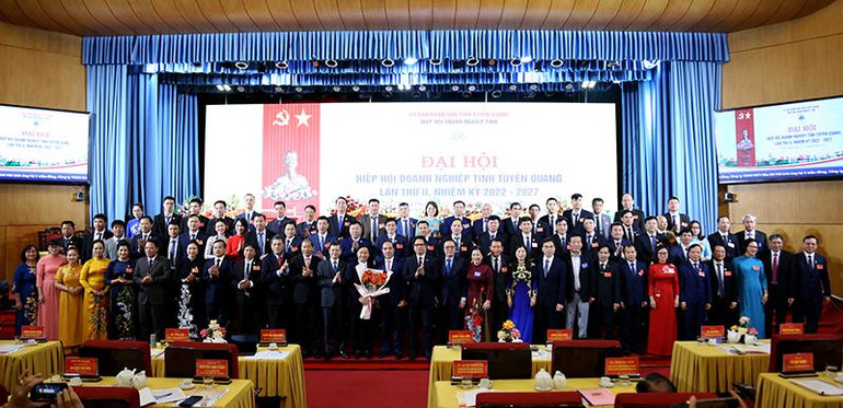 Lãnh đạo tỉnh Tuyên Quang tặng hoa chúc mừng Ban chấp hành Hiệp hội Doanh nghiệp tỉnh, nhiệm kỳ 2022-2027.