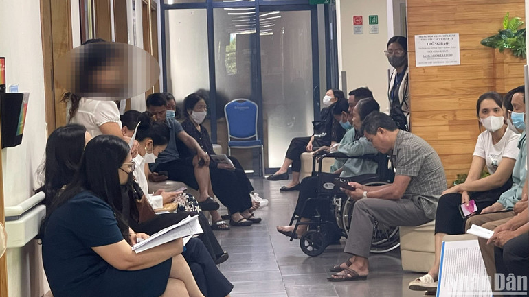 Một người cao tuổi sẽ có 1-2 người nhà đưa đi khám.