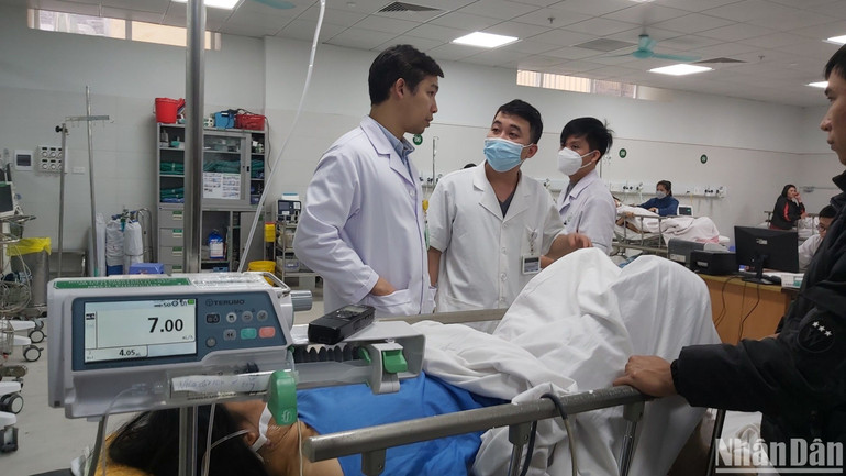 Các bác sĩ khám, hội chẩn các trường hợp nhập viện cấp cứu.