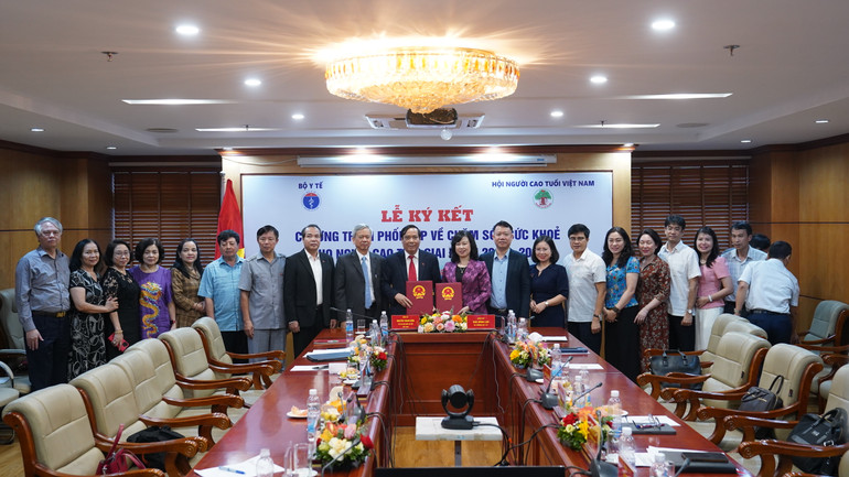 Các đại biểu chứng kiến lễ ký kết.