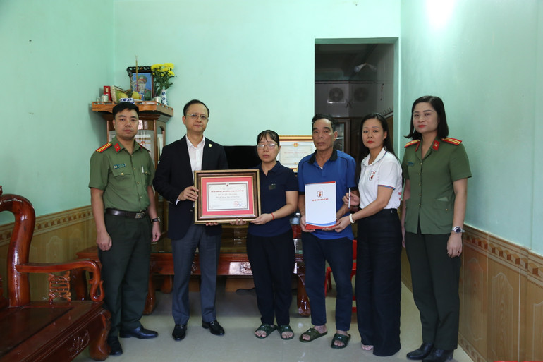 Đoàn công tác đã đến thăm hỏi, chia buồn, động viên và tặng quà cho gia đình Thiếu tá Trần Đông, Trưởng Công an xã Vân Hội, huyện Trấn Yên, Yên Bái; và gia đình anh Nguyễn Văn Thi (tổ dân phố số 5, thị trấn Yên Bình, huyện Yên Bình, Yên Bái) - tình nguyện viên tham gia cứu trợ người dân bị cô lập bởi lũ lụt.