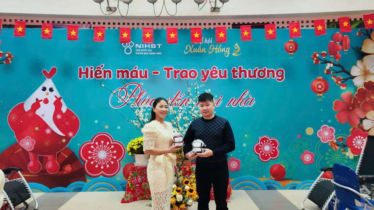 Chị Trần Thị Huyền và anh Trần Đức Thành (khoa Ghép Tế bào gốc) đã hiến máu sau ca trực đêm Giao thừa.