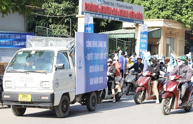 Diễu hành trên các trục đường chính tuyên truyền các hoạt động phòng, chống HIV/AIDS.