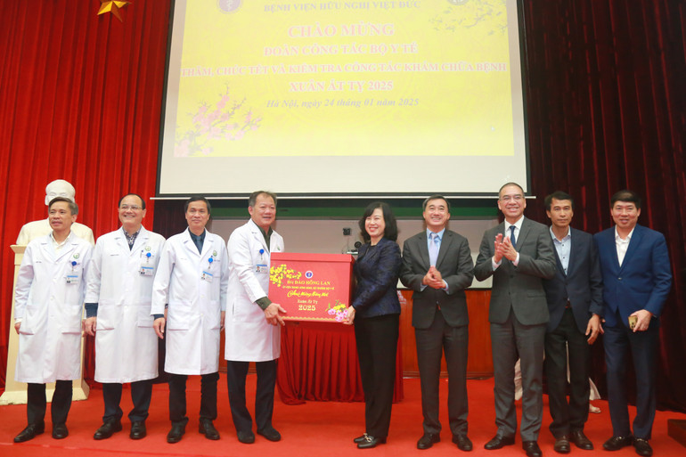 Bộ trưởng Y tế Đào Hồng Lan tặng quà chúc Tết Bệnh viện Hữu nghị Việt Đức.