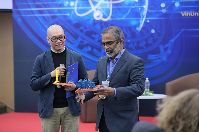 Giáo sư Thalappil Pradeep giới thiệu về hệ thống lọc nước.