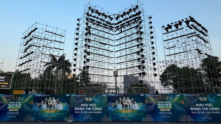 Sân khấu "Hòa nhạc ánh sáng" đang được gấp rút hoàn thiện. Sân khấu "Hòa nhạc ánh sáng" đang được gấp rút hoàn thiện.