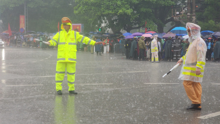 Cảnh sát phân luồng giao thông, yêu cầu người dân giữ khoảng cách an toàn.