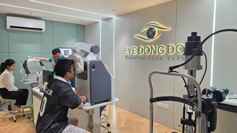 Bệnh nhân khám sàng lọc. Bệnh nhân khám sàng lọc.