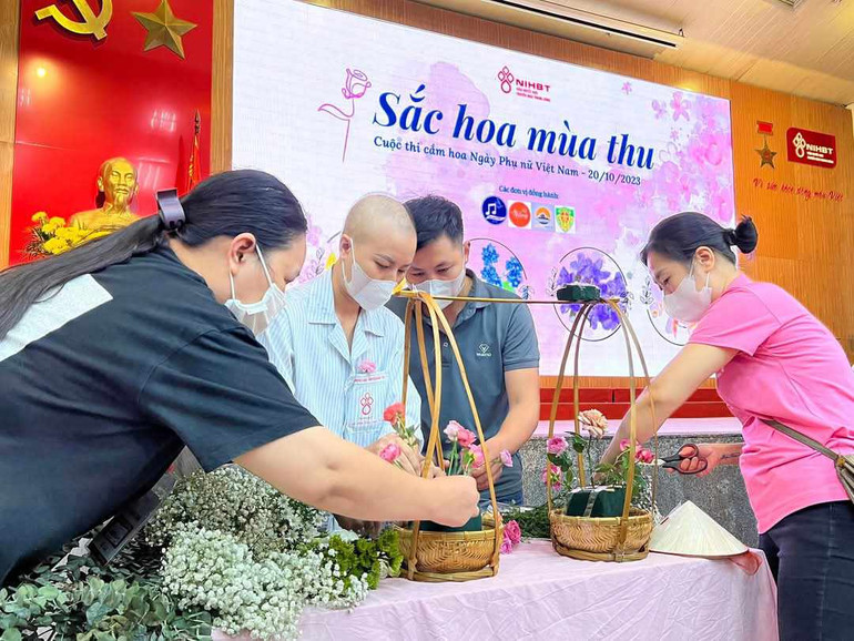 Tết sẻ chia với người bệnh nằm tại Viện Huyết học-Truyền máu Trung ương.