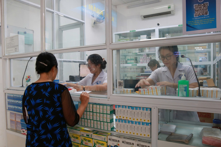 143 điểm trực bán lẻ thuốc 24/24 giờ phục vụ người dân trong dịp Tết.