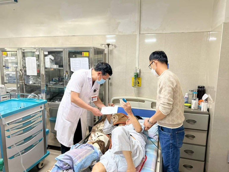 Tiến sĩ Vũ Đức Bình, Phó Viện trưởng tặng lì xì của Viện cho những người bệnh phải điều trị dịp Tết.