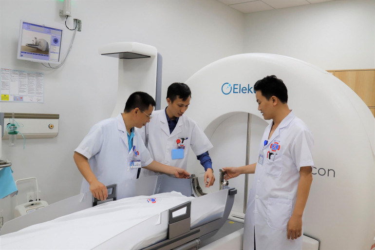 Xuất viện sau một ngày xạ phẫu gamma điều trị u não ảnh 1