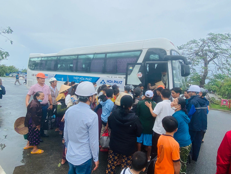 Tại khu ký túc xá các công ty, nhà máy chính quyền địa phương và ngành chức năng bố trí hơn 50 chuyến xe đưa 1.200 người dân về nhà. Tại khu ký túc xá các công ty, nhà máy chính quyền địa phương và ngành chức năng bố trí hơn 50 chuyến xe đưa 1.200 người dân về nhà.