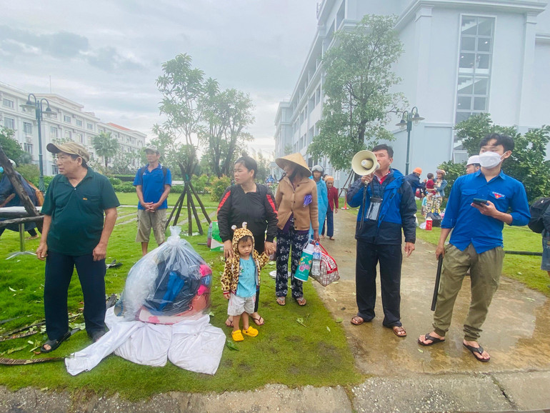 Lực lượng chức năng sắp xếp để người dân lên các xe ô-tô về nhà an toàn. Lực lượng chức năng sắp xếp để người dân lên các xe ô-tô về nhà an toàn.