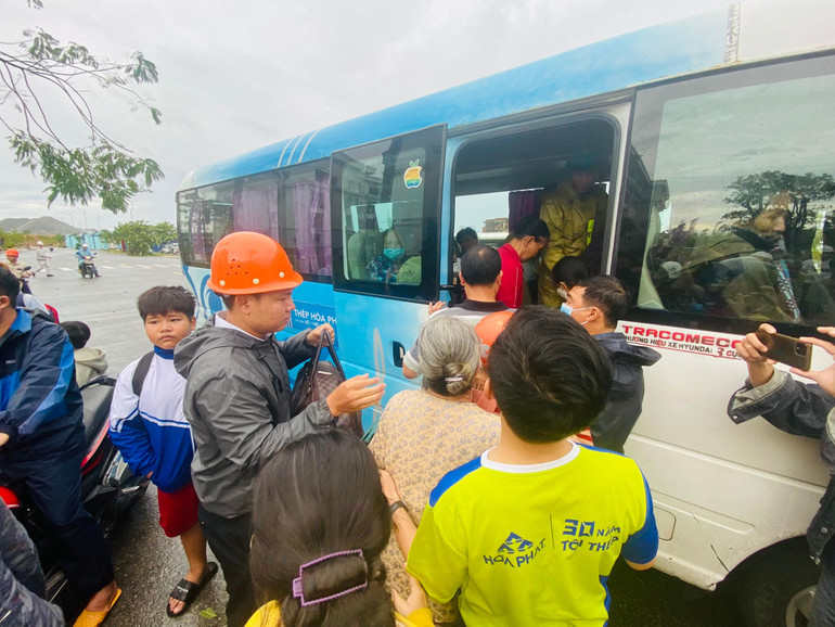 50 chuyến xe được bố trí vận chuyển người dân trong sáng nay. 50 chuyến xe được bố trí vận chuyển người dân trong sáng nay.