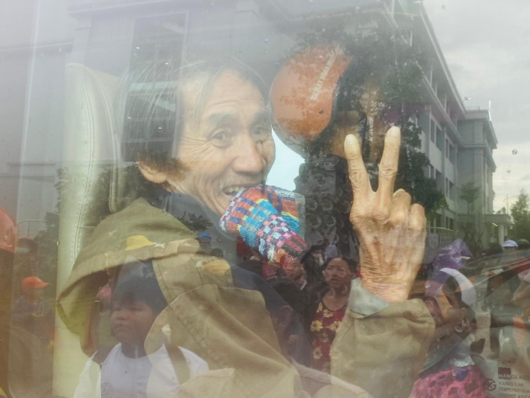 Cụ ông hạnh phúc trở về nhà sau một đêm phải xa nhà tránh bão. Cụ ông hạnh phúc trở về nhà sau một đêm phải xa nhà tránh bão.