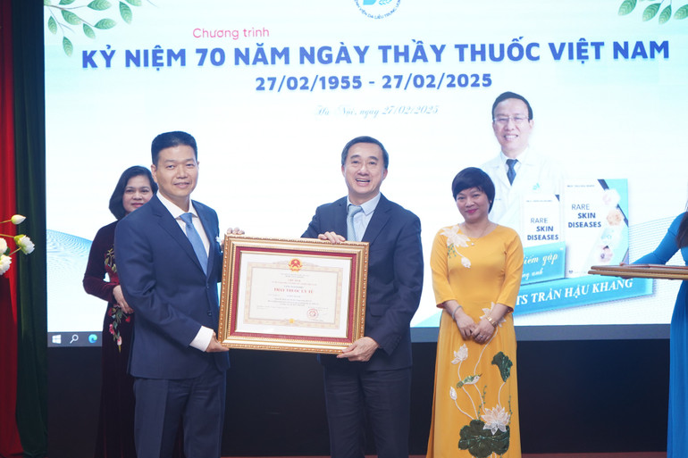 Giáo sư, Tiến sĩ Trần Văn Thuấn, Thứ trưởng Y tế trao danh hiệu Thầy thuốc ưu tú cho Phó Giáo sư, Tiến sĩ Lê Hữu Doanh - Giám đốc bệnh viện.