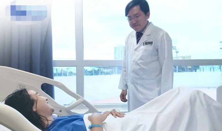 Bác sĩ chuyên khoa I Phan Huỳnh Tiến Đạt thăm hỏi bệnh nhân trước khi người bệnh xuất viện.