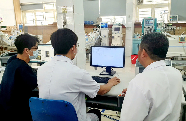 Các bác sĩ kiểm tra kết quả xét nghiệm máu của các bệnh nhân.