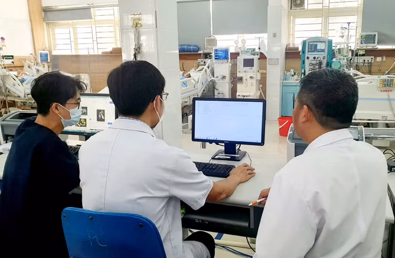 Các bác sĩ kiểm tra kết quả xét nghiệm máu của các bệnh nhân.