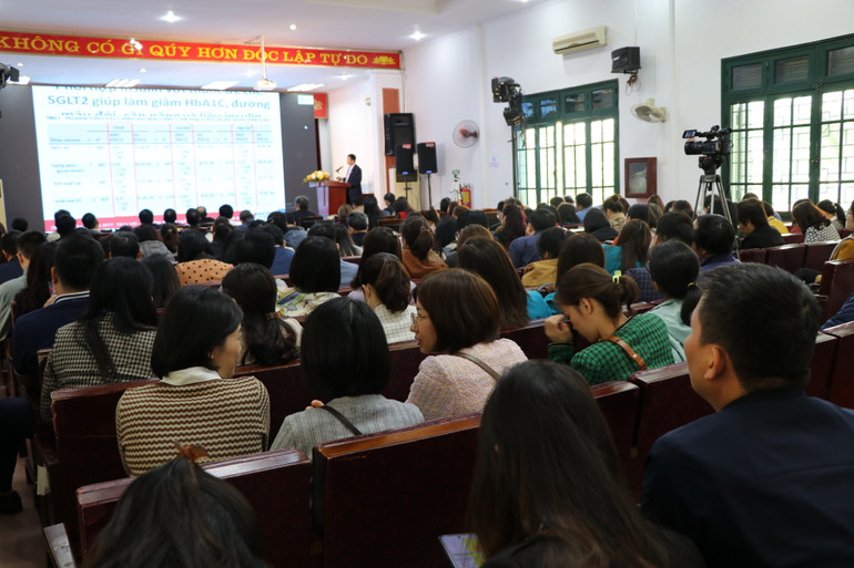 Hội thảo thu hút hơn 200 cán bộ, nhân viên y tế.