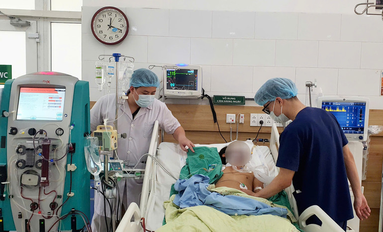 Tình trạng của người chồng vẫn đang nguy kịch.