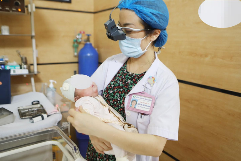 Em bé được chăm sóc đặc biệt trong 90 ngày.