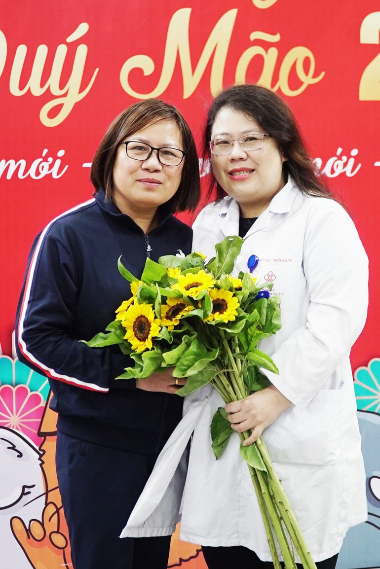 Chị Phạm Thị Khanh và nữ bác sĩ luôn đồng hành theo dõi sức khoẻ cho mình trong những năm qua (ảnh: Lâm Tùng) Chị Phạm Thị Khanh và nữ bác sĩ luôn đồng hành theo dõi sức khoẻ cho mình trong những năm qua (ảnh: Lâm Tùng)