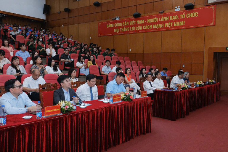 Các đại biểu và thành viên Ban giám khảo tại buổi lễ phát động.