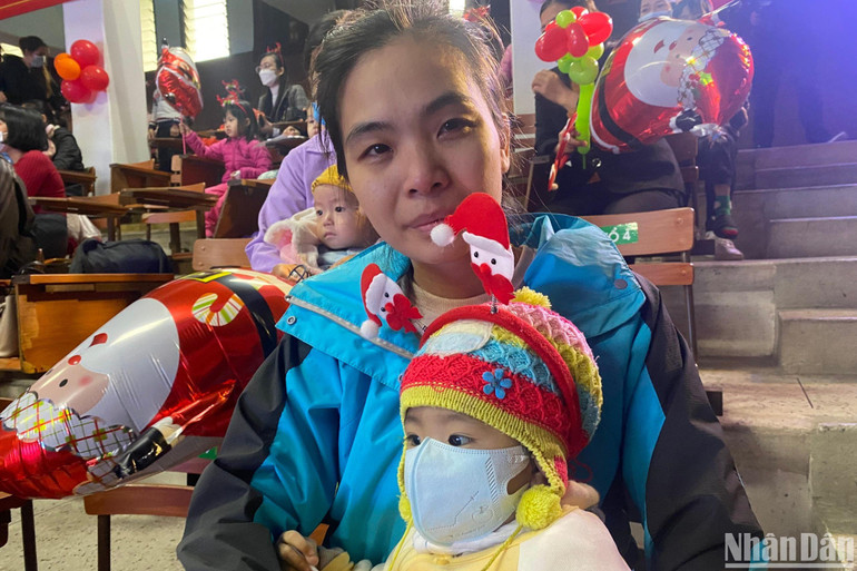 Hai mẹ con bé P.M.A (Hải Dương) lần đầu được xem chương trình giáng sinh vui nhộn.