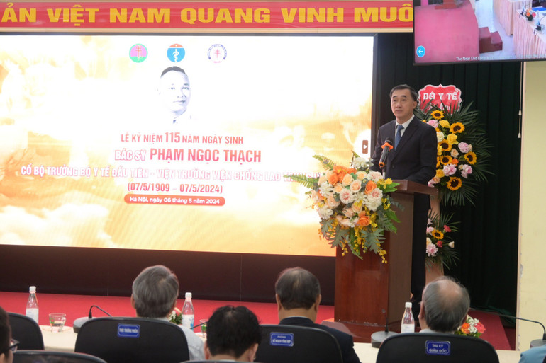 Giáo sư, Tiến sĩ Trần Văn Thuấn, Thứ trưởng Y tế phát biểu tại buổi lễ kỷ niệm.