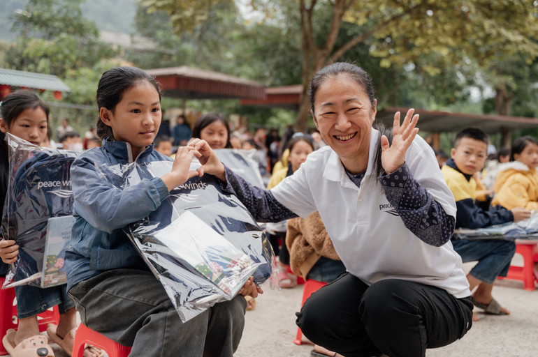 Bà Rika Yamamoto, Giám đốc Peace Winds Nhật Bản tặng cặp sách cho em nhỏ. Bà Rika Yamamoto, Giám đốc Peace Winds Nhật Bản tặng cặp sách cho em nhỏ.