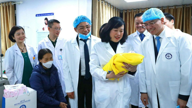 Bộ trưởng Y tế Đào Hồng Lan đã đến thăm, chúc Tết các thầy thuốc, nhân viên y tế của Bệnh viện Phụ Sản trung ương và chúc mừng "công dân nhí" chào đời vào khoảnh khắc giao thừa tại bệnh viện. Bộ trưởng Y tế Đào Hồng Lan đã đến thăm, chúc Tết các thầy thuốc, nhân viên y tế của Bệnh viện Phụ Sản trung ương và chúc mừng "công dân nhí" chào đời vào khoảnh khắc giao thừa tại bệnh viện.