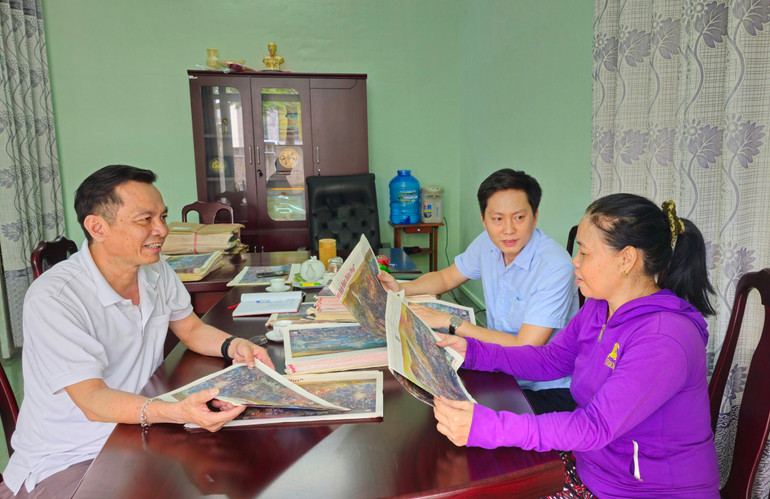 Chị Lê Thị Phương, tiểu thương chợ Phường 3, thành phố Đông Hà, đến Văn phòng thường trú Báo Nhân Dân tại Quảng Trị xin phụ trương. Chị cho biết rất đam mê lịch sử, biết Báo Nhân Dân có phụ trương nên tìm đến xin để xin về trải nghiệm.