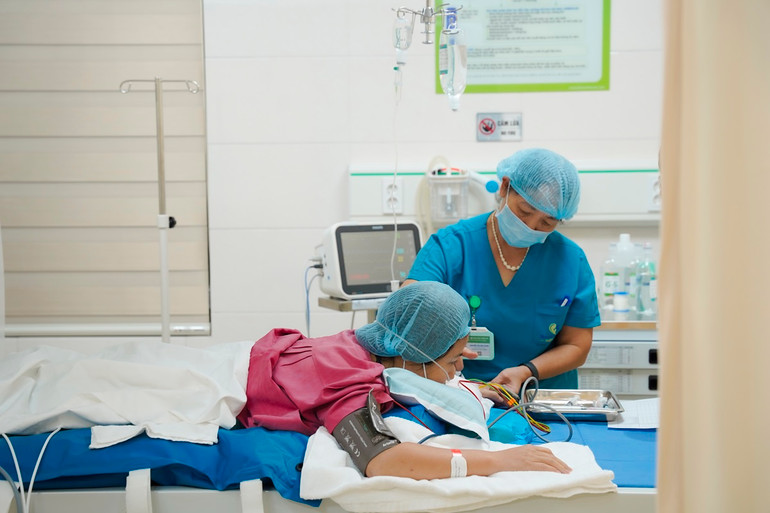 Bệnh nhân điều trị khối u bằng phương pháp không xâm lấn.