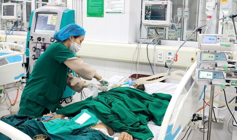 Bệnh nhân hôn mê do ngộ độc rượu methanol.