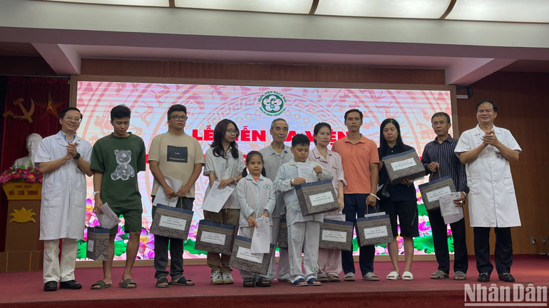 Lãnh đạo Bệnh viện Bạch Mai chúc mừng 10 nạn nhân ra viện ngày 22/9.